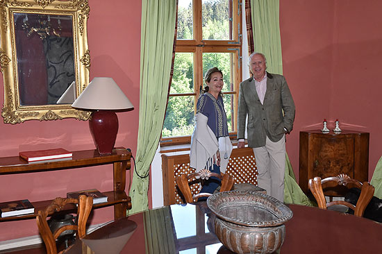 Gaudenz Graf Trapp mit seiner Frau Christine im Schloss Friedberg in Volders Österreich  Foto: BrauerPhotos / G.Nitschke